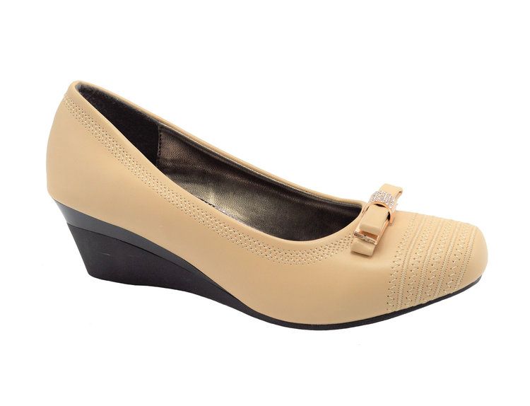 24 Wholesale Women Shoes Classic Round Toe Wedge Pumps Color Beige Size  5-10 - at - wholesalesockdeals.com