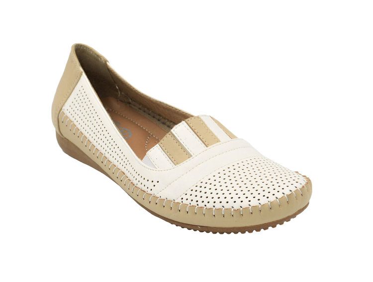 18 Wholesale Womens Leather Flats Driving Walking Casual Soft Sole Shoes  Color White Size 7-11 - at - wholesalesockdeals.com