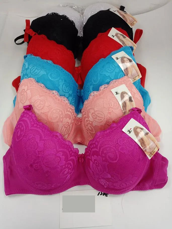 45 Pieces of Bras Packed Assorted Colors Laced With Underwire