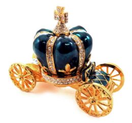 10 Wholesale Gold Tone And Green Enamel Crown Attached To A Coach (base)